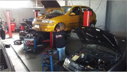 Mecânico trabalhando em veículo