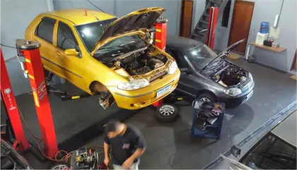 Carro amarelo em elevador automotivo