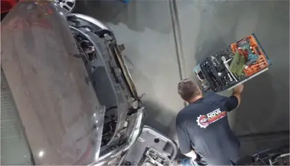 Técnico com ferramentas e veículo