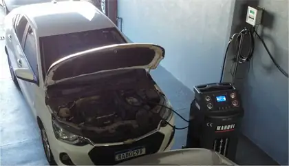 Serviço automotivo com equipamento especializado