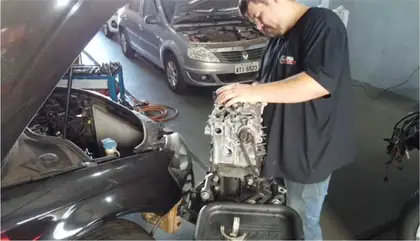 Profissional trabalhando em peça automotiva